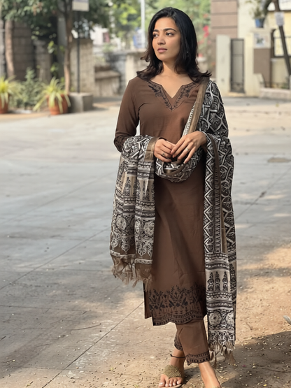 This set is perfect for the summer season with its vibrant f and confident  (SSKG01)