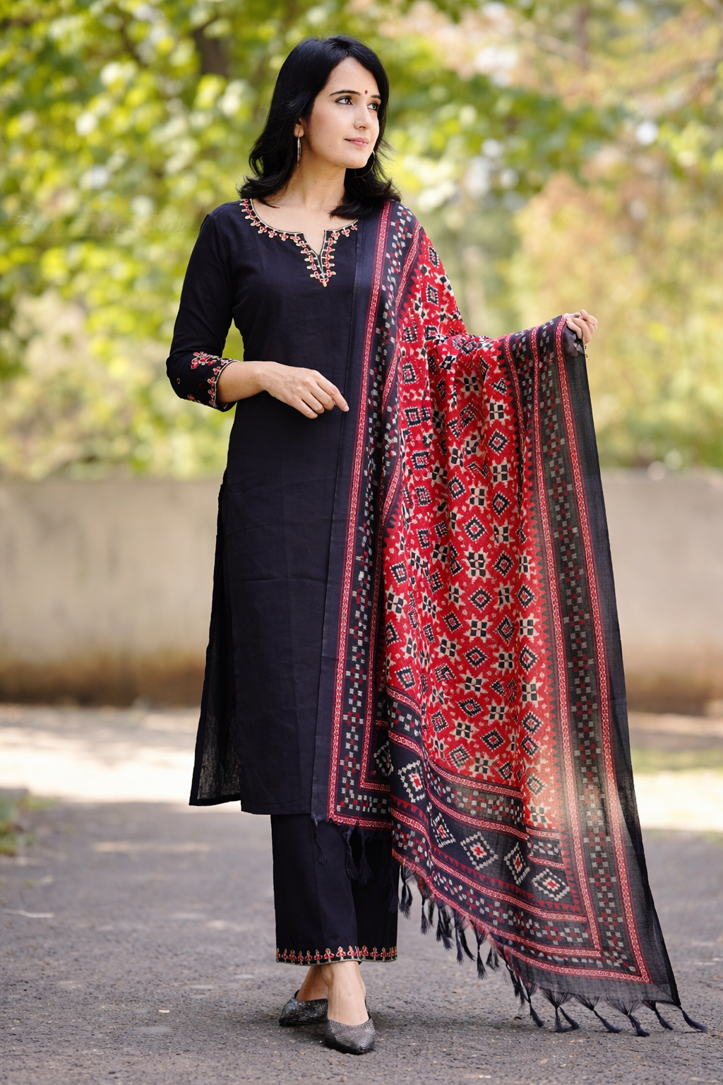 EMBROIDERY SET WITH PATOLA KHADI SILK DUPATTA PERFECT FOR ALL OCCASIONS (BMKF001)