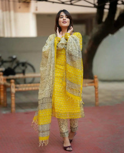 Beautiful kurti pant dupatta set in Premium kotadoriya*with kotadoriya dupatta