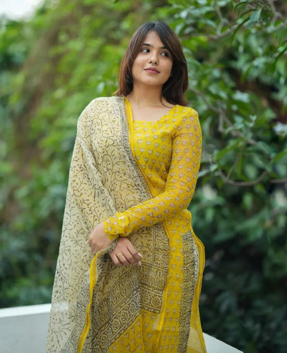 Beautiful kurti pant dupatta set in Premium kotadoriya*with kotadoriya dupatta