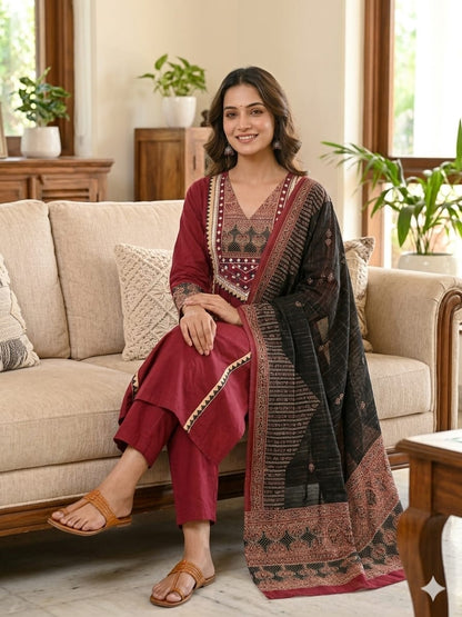 Featuring beautiful Heavy Suit Set which is beautifully decorated with weaving (AJMD01)