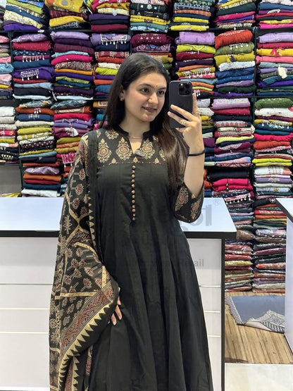 New anarkali kurta set with new style... parrten (ANJR108)
