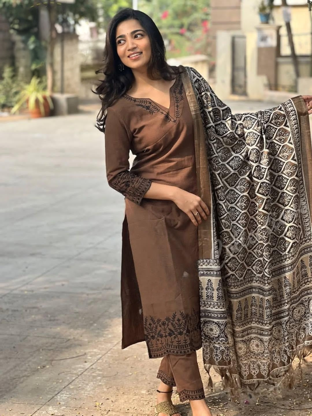 This set is perfect for the summer season with its vibrant f and confident  (SSKG01)